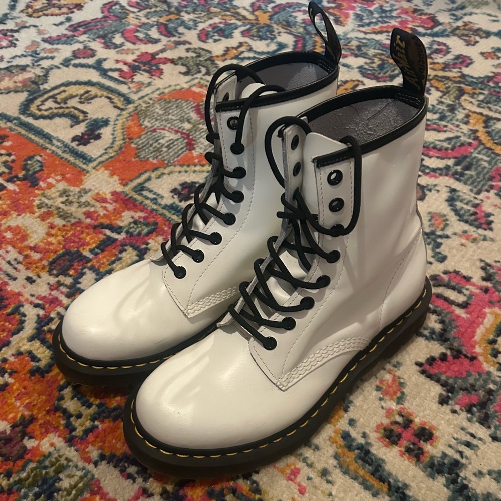 1460 WOMEN'S PATENT LEATHER LACE UP BOOTS SZ 9